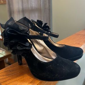 Maurice’s black velvet heels with flower
